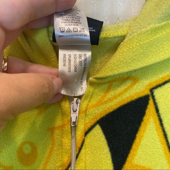 Pikachu pajamas and little plush - Picture 4 of 11